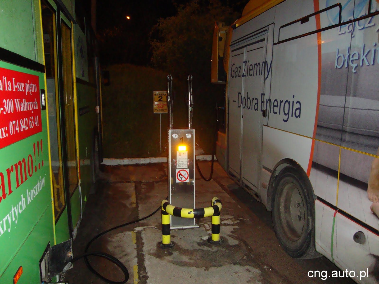 Stacja tankowania CNG w nocy, ciężarówka z gazem ziemnym
