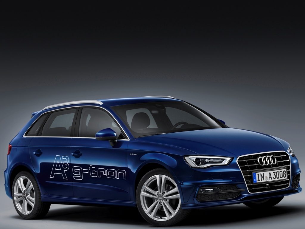 Audi A3 g-tron niebieskie na gaz ze strony (pierwszy widok)