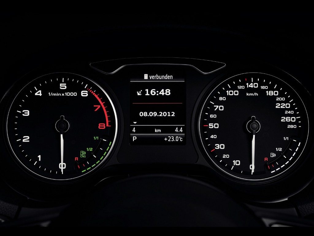 Deska rozdzielcza Audi A3 g-tron z ikoną CNG przy wskaźniku paliwa i datą 08.09.2012