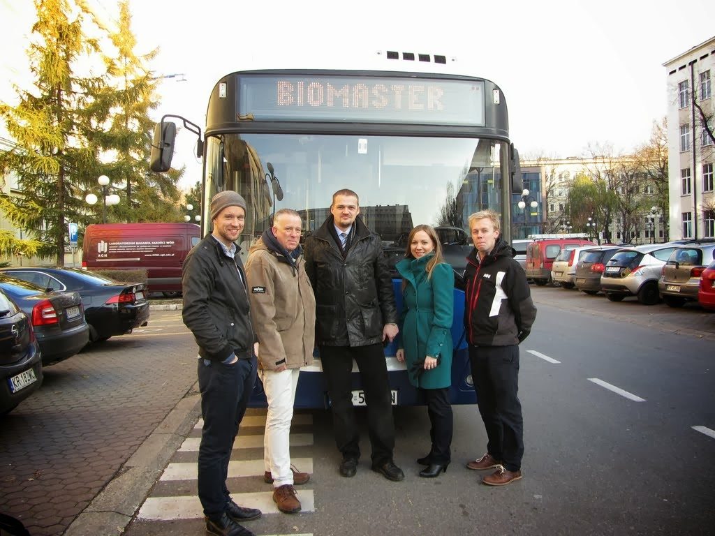 Uczestnicy spotkania Biomaster w ekologicznym autobusie CNG