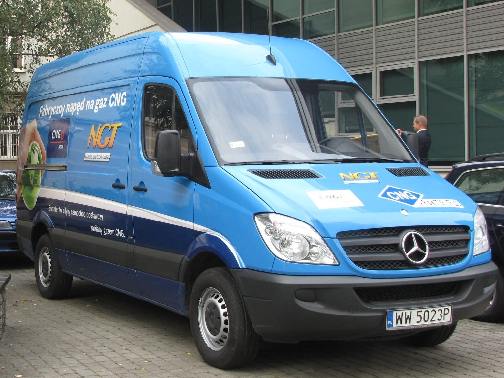 Mercedes Sprinter NGT polskiej załogi przed startem w rajdzie Blue Corridor
