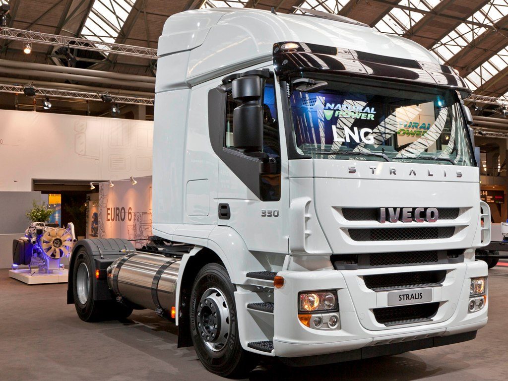 Iveco Stralis LNG biały ciągnik siodłowy z napędem LNG na targach