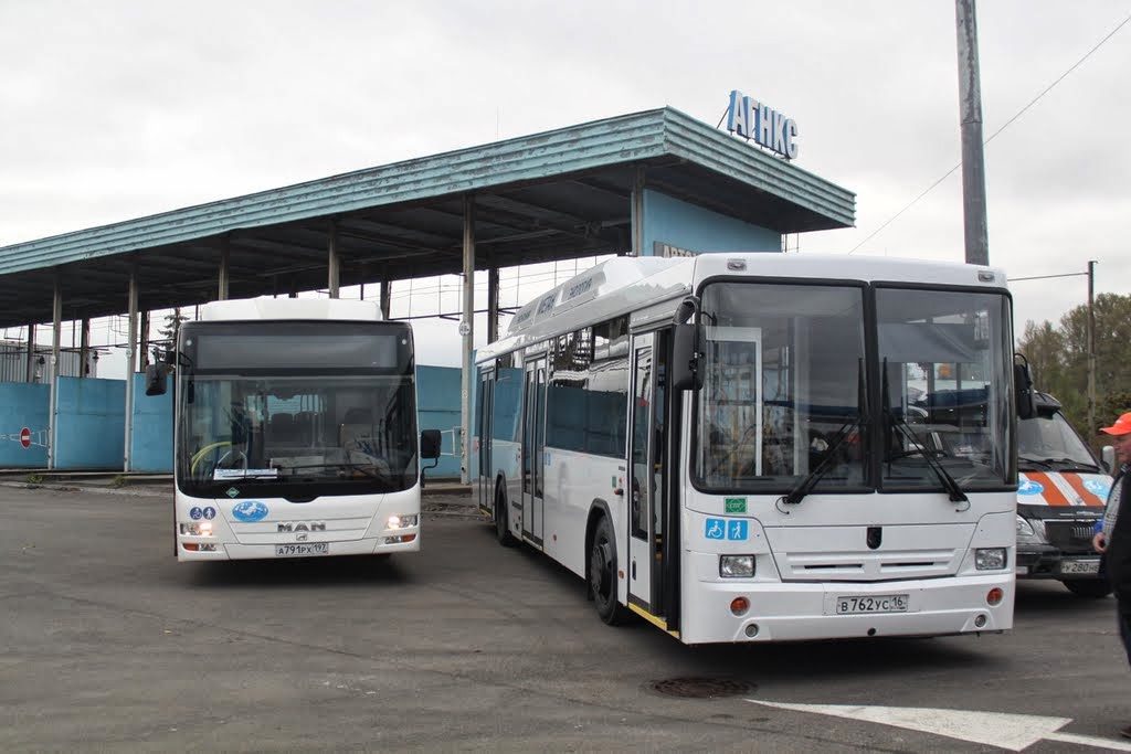Kolumna pojazdów CNG rajdu Blue Corridor 2013 na terenie Sankt Petersburga