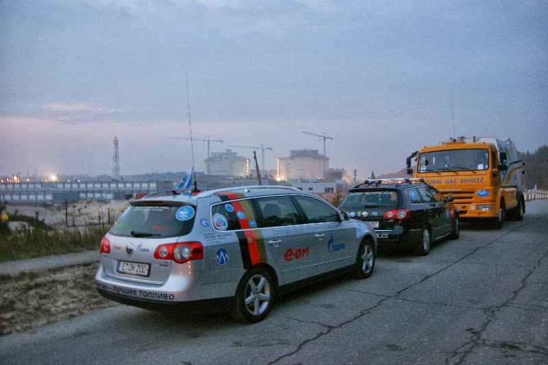 Uczestnicy rajdu i pracownicy terminalu LNG w Świnoujściu