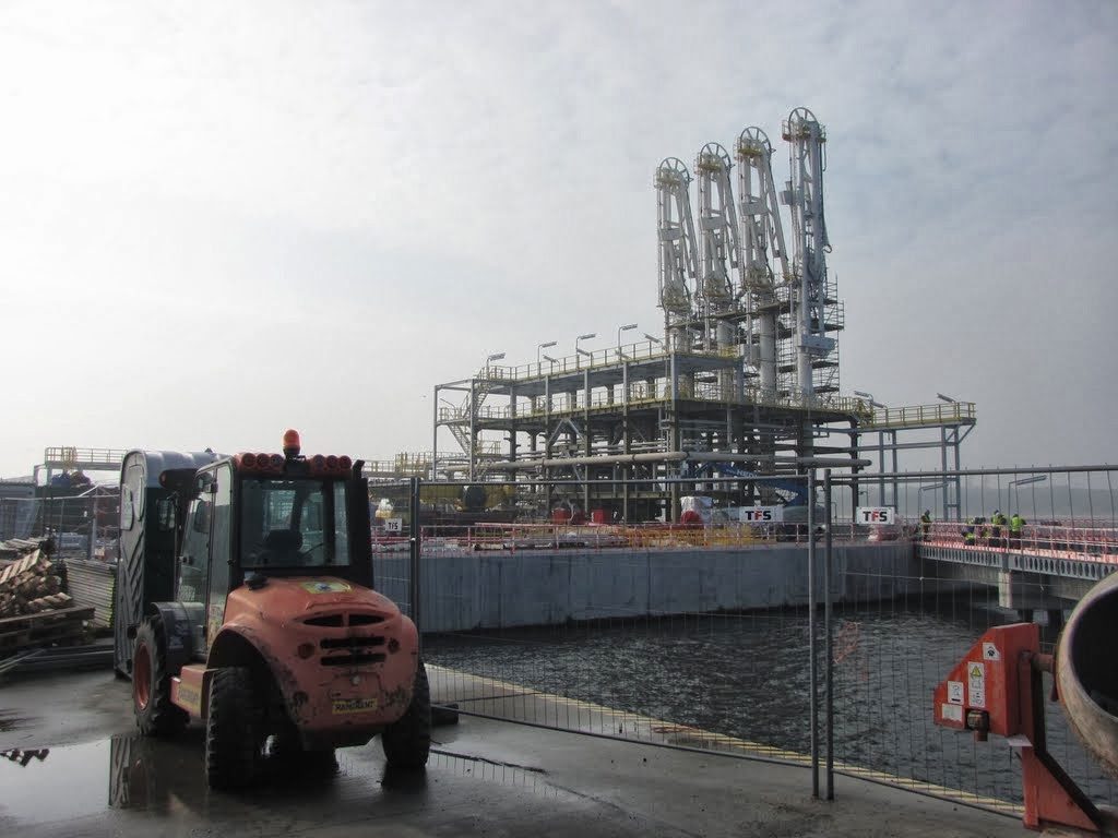 LNG instalacja badawcza rzędy zbiorników gaz ziemny