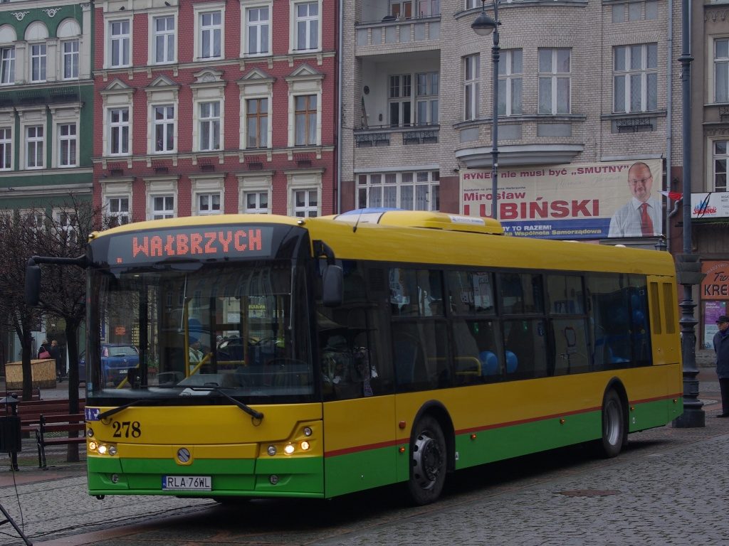 Żółto-zielony autobus miejski numer 278 z tabliczką Wałbrzych na rynku w Wałbrzychu