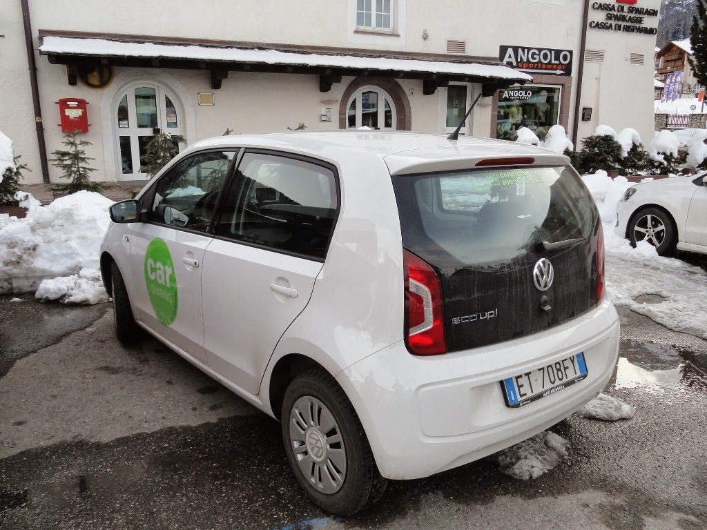 Volkswagen EcoUp CNG od tyłu z widocznym napisem EcoUp i numerem rejestracyjnym ET-708FI