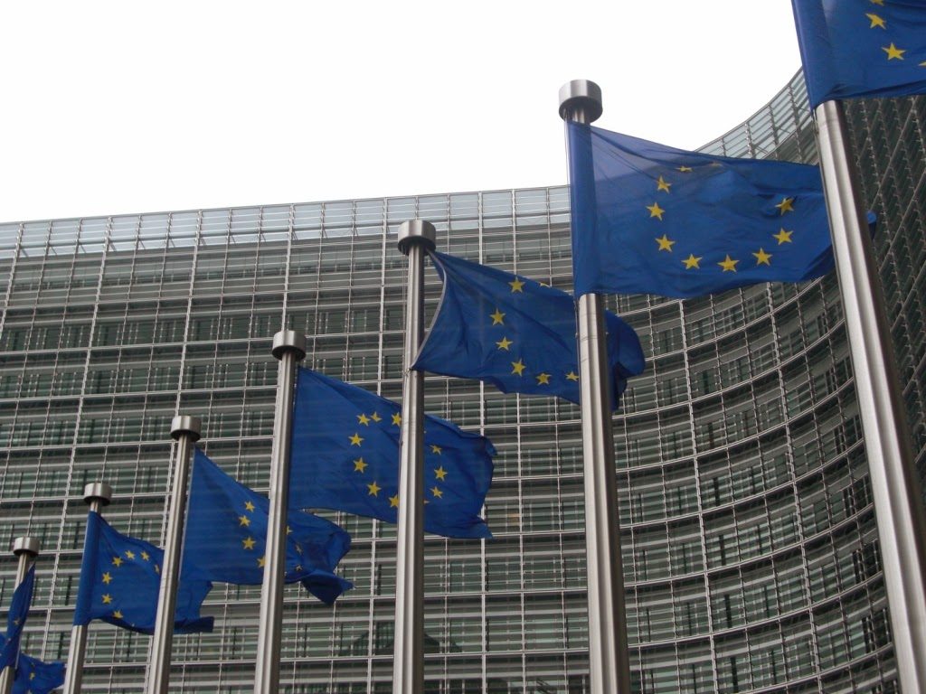 Flagi Unii Europejskiej przed Komisją Europejską w Brukseli