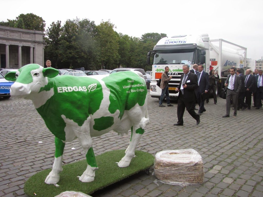 Zielona figurka krowy promocyjna ERDGAS i Bio-Erdgas na wystawie CNG/LNG w Brukseli