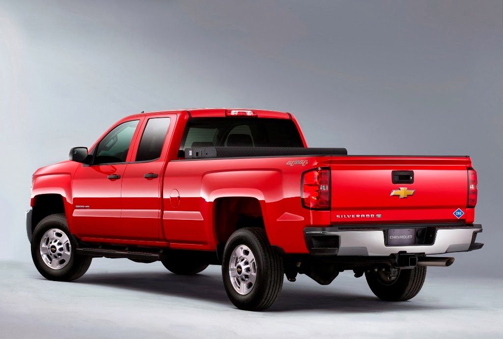 Czerwony Chevrolet Silverado 2500 HD CNG widok z boku z otwartą plandą