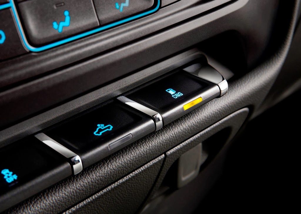 Panel sterowania Chevrolet Silverado z przyciskami CNG i zapalonym niebieskim oświetleniem