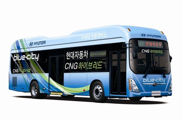 Autobus Hyundai CNG Hybrid - gazowo-hybrydowy na ulicy Meksyku