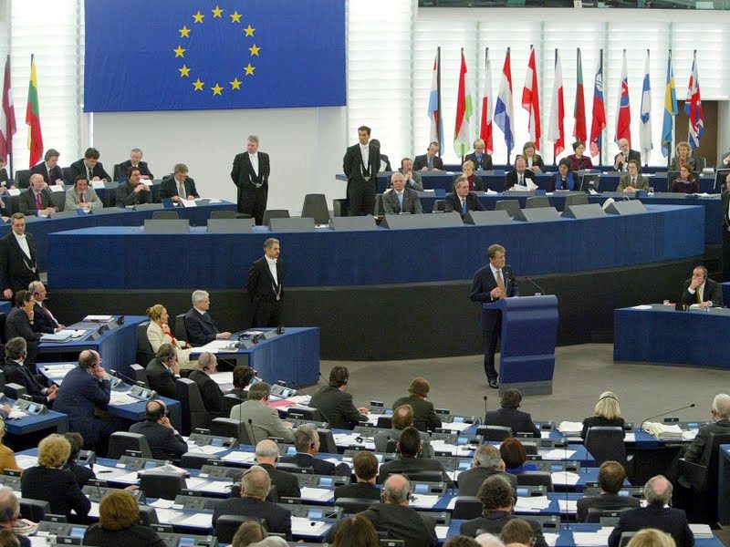 Sesja Parlamentu Europejskiego flagi krajów członkowskich UE