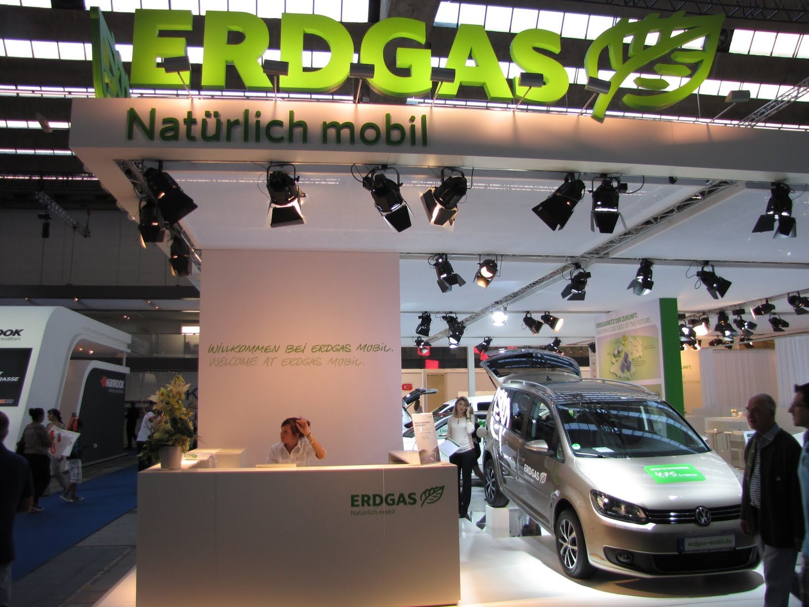 Stoisko Erdgas-Mobil na targach IAA Frankfurt 2011 z logo naturlich mobil