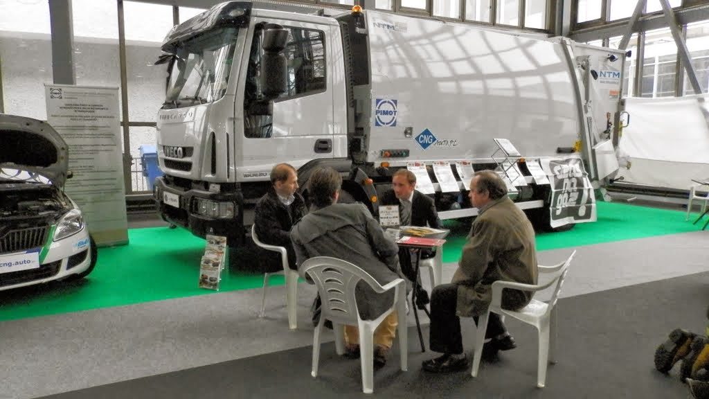Ciężarówka Iveco Eurocargo Natural Power w zabudowie jako śmieciarka