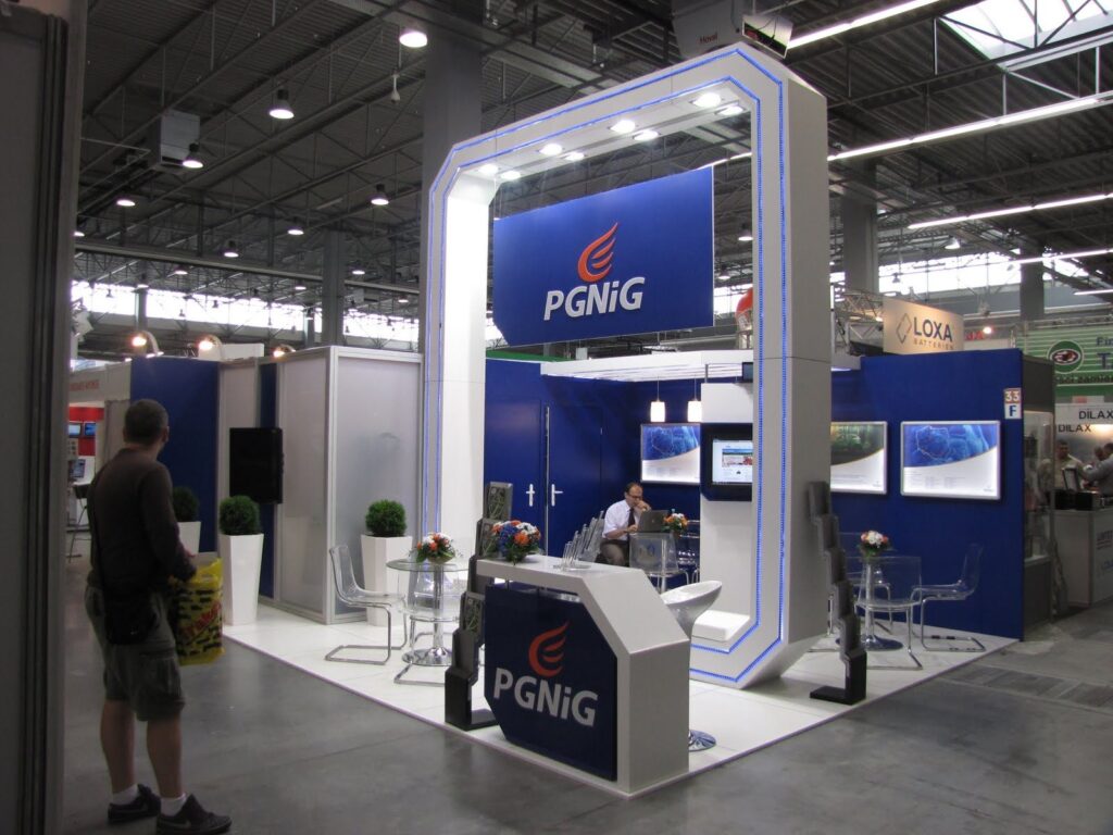Stoisko PGNiG SA z białym i niebieskim logo na targach Trans-Expo