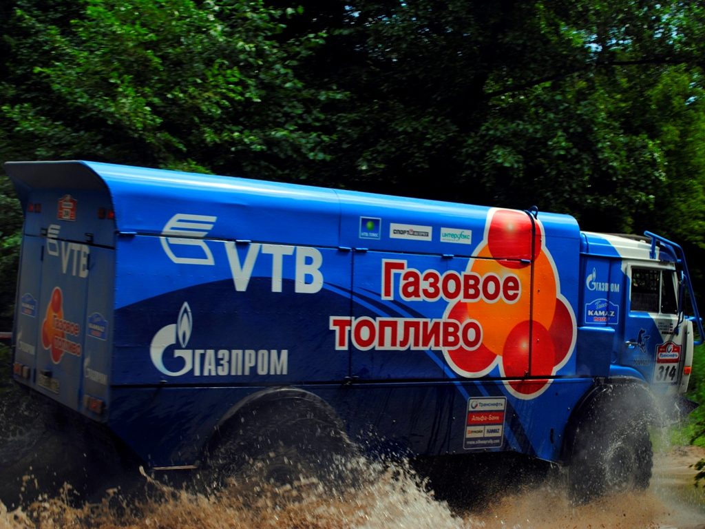 Gazowy KAMAZ podczas etapu rajdu Silk Way 2013 przecinający tereny piaskowe