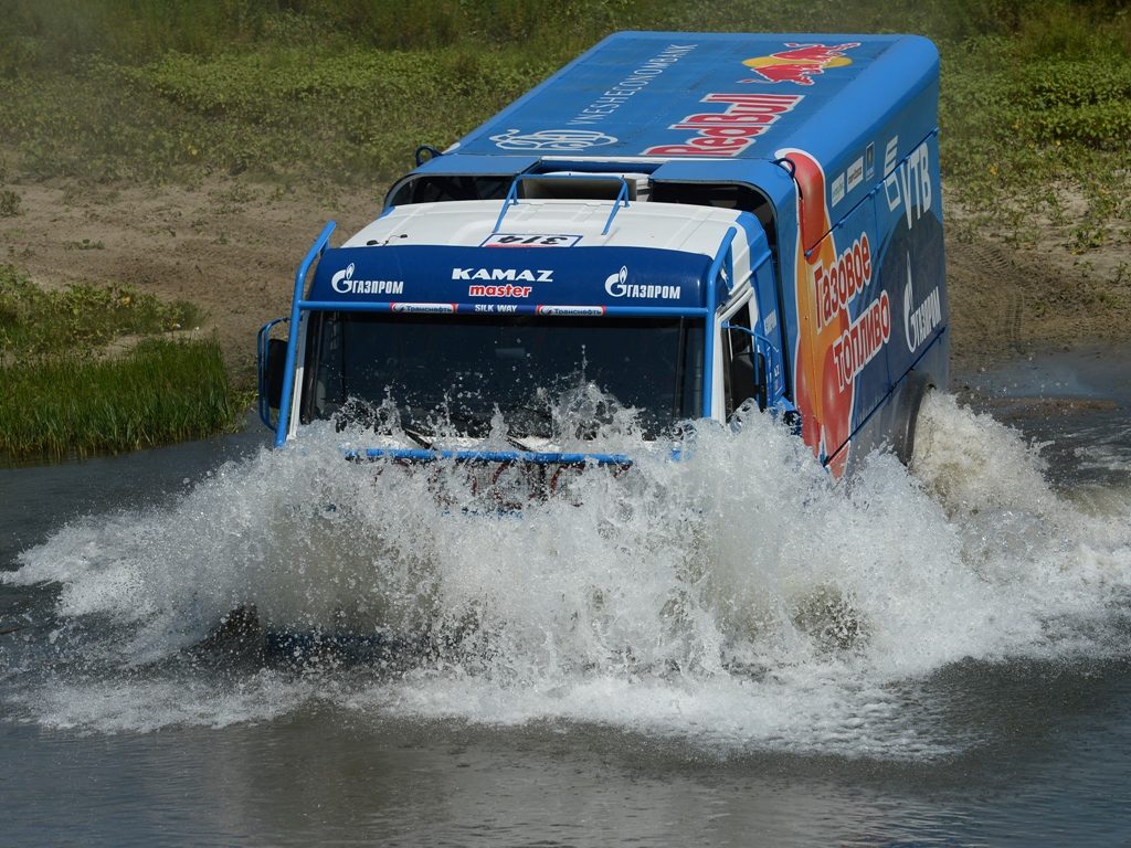 KAMAZ CNG nr 314 zasilany gazem podczas terenowego rajdu Silk Way