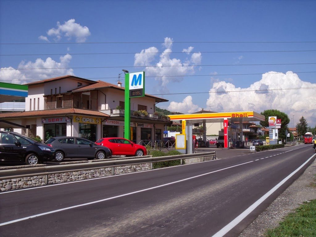 Stacja CNG marki Aspro na parkingu stacji sieciowej, przykład realizacji