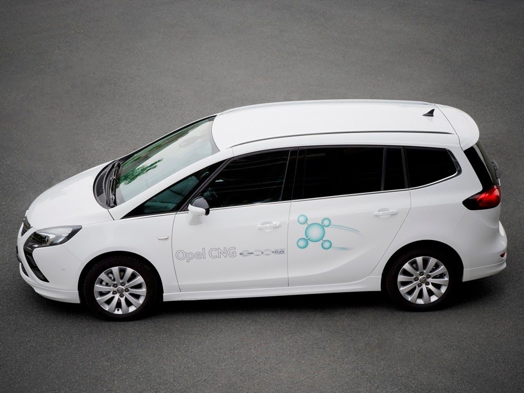 Opel Zafira Tourer CNG Turbo, widok z tyłu minivana