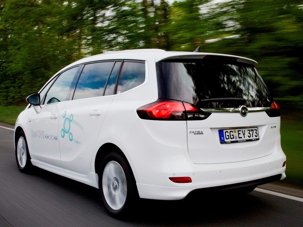 Opel Zafira Tourer CNG Turbo, widok z boku minivana