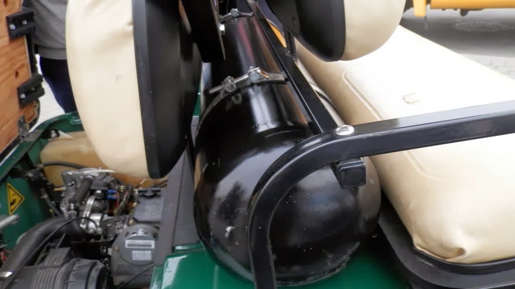Detal wózka golfowego EZGO z systemem zasilania CNG