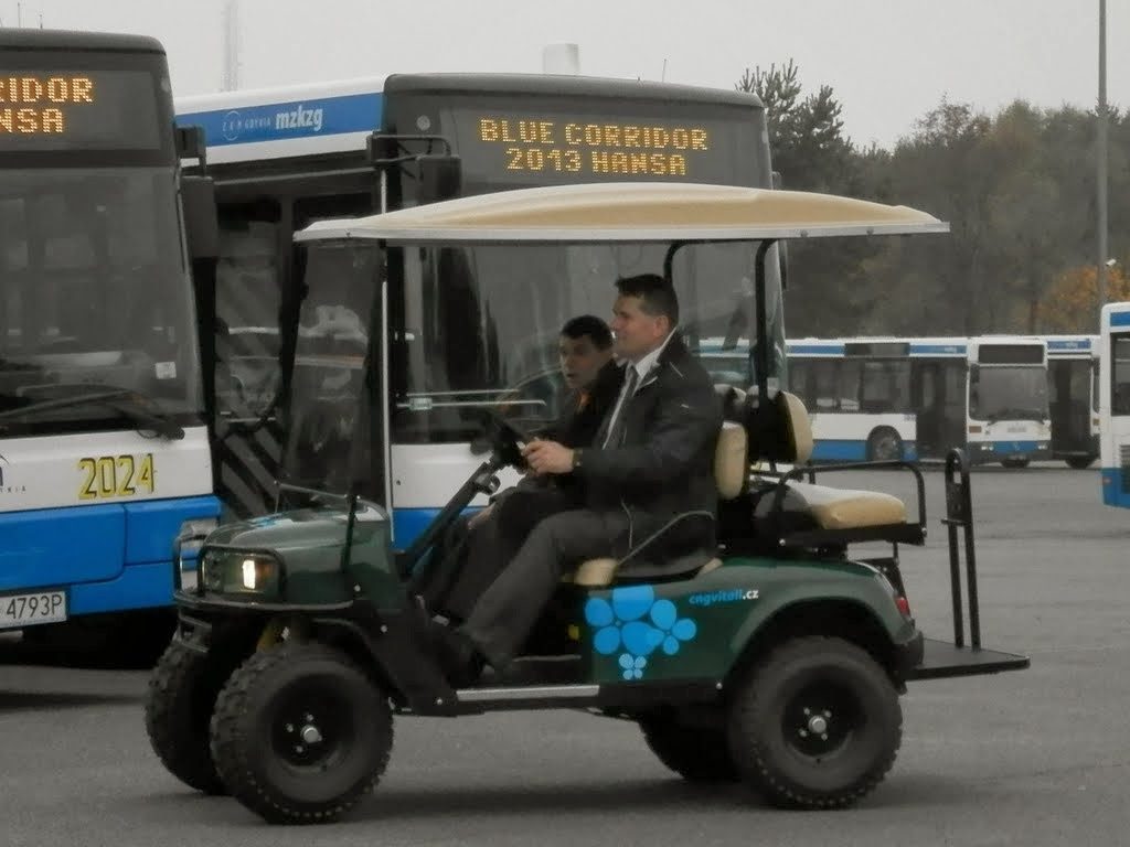 Wózek golfowy EZGO na gaz ziemny z napędem CNG prezentowany na parkingu