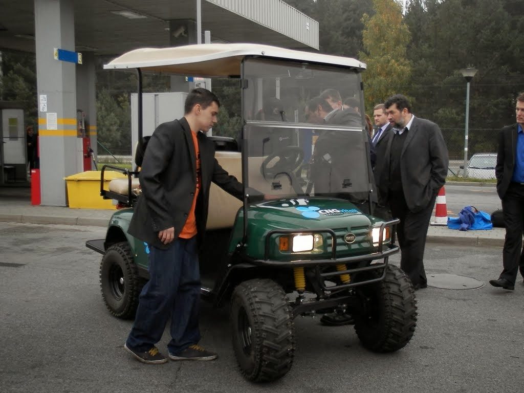 Pracownicy przeglądają wózek golfowy EZGO zasilany gazem ziemnym CNG