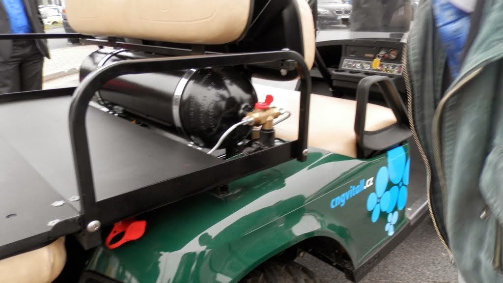 Zbliżenie na system zasilania gazem ziemnym wózka golfowego EZGO