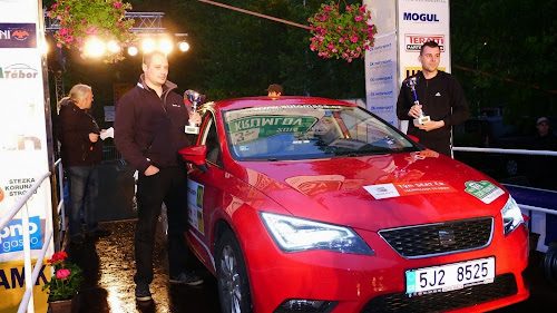 Seat Leon TGI czerwony samochód zasilany CNG na rajdzie nowych energii