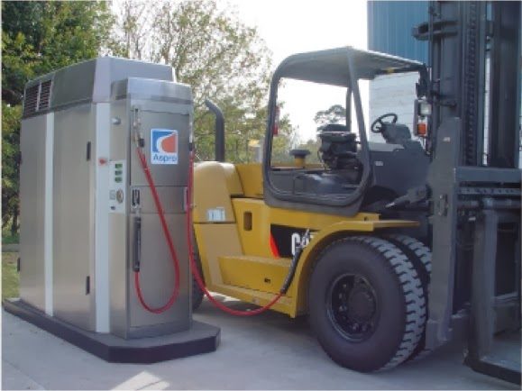 Stacja CNG Aspro SCA 50 z żółtą walizką i wózkiem widłowym obok