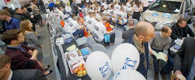 Widok ekspozycji stacji tankowania CNG z udziałem pracowników branży gazowej