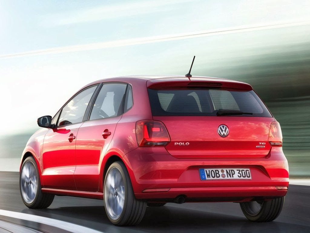 Volkswagen Polo TGI zasilany CNG, widok z boku podczas jazdy