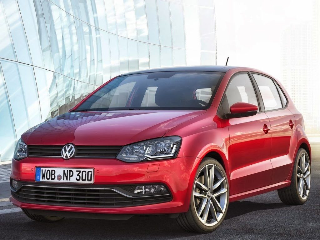Volkswagen Polo TGI zasilany CNG widok z przodu na tle budynku nowoczesnego
