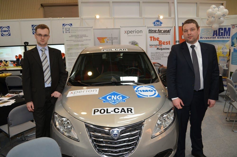 Bartłomiej Kamiński na Strefie Metanu targów GasShow 2014 przy stanowisku promocyjnym CNG