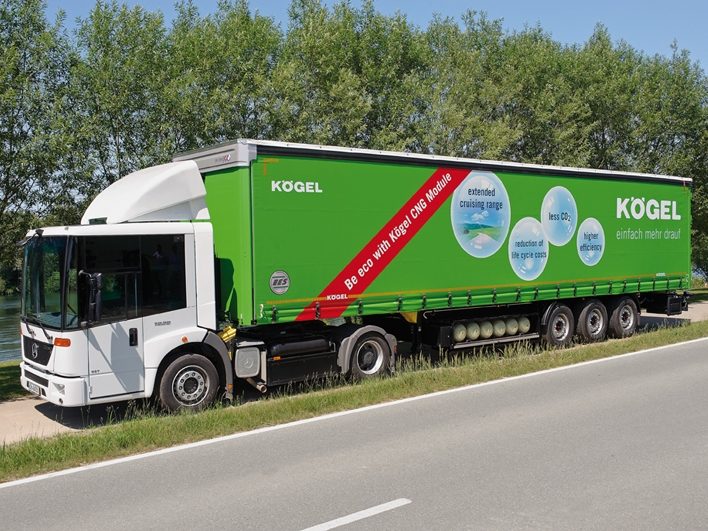 Zielona ciężarówka z naczepą Kögel wyposażoną w moduł CNG, napis Be eco with Kögel na burcie