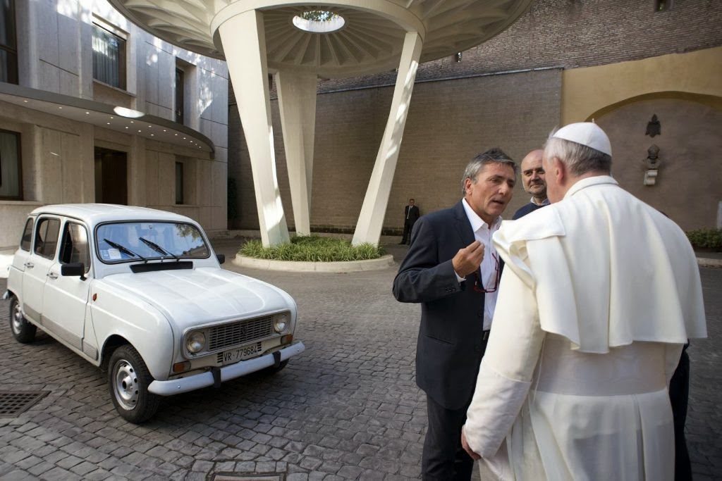 Renault 4 zasilany CNG papieża Franciszka w Watykanie