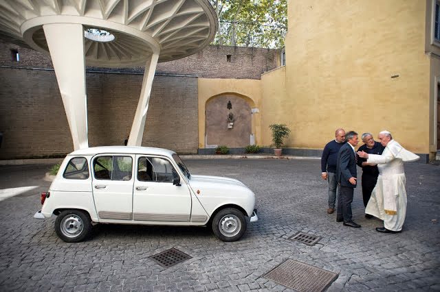Renault 4 zasilany gazem ziemnym w Watykanie papieża Franciszka