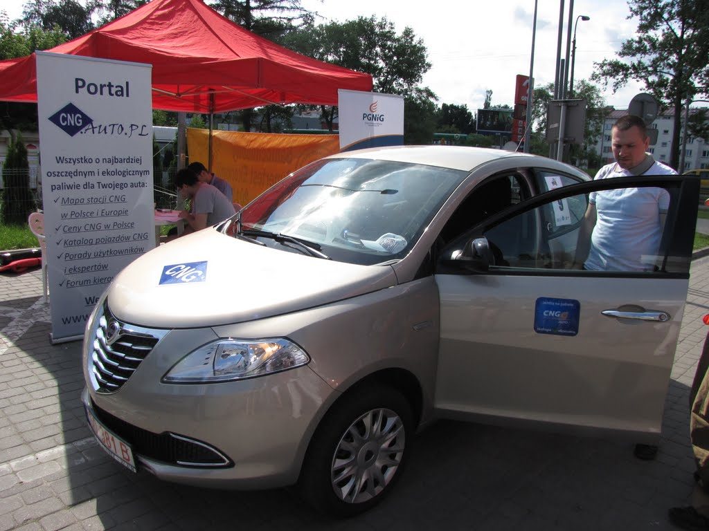 Lancia Ypsilon EcoChic w białej barwie podczas X Supertestu Ekonomii