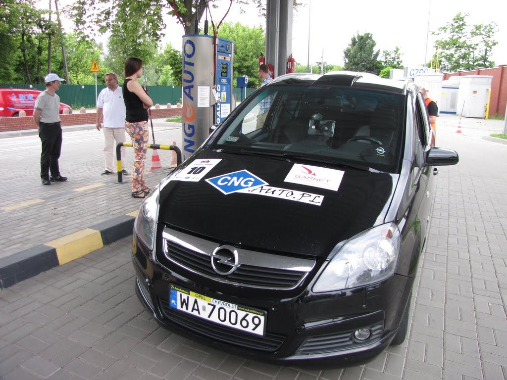 Opel Zafira 1.6 CNG tankuje paliwo na stacji CNG podczas testu ekonomii