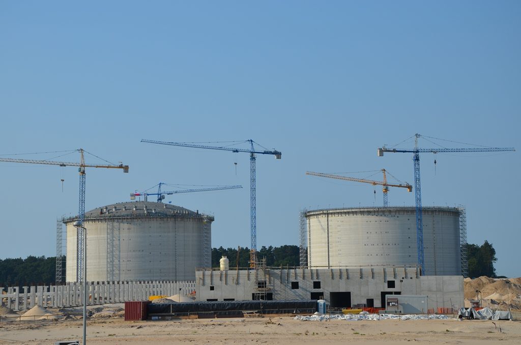 Budowa gazoportu LNG Świnoujście dwa ogromne zbiorniki żurawie
