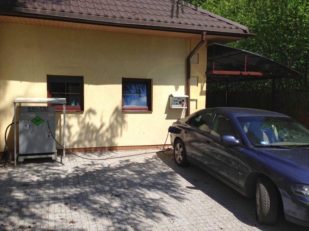 Domowa stacja CNG do tankowania samochodu na terenie posesji