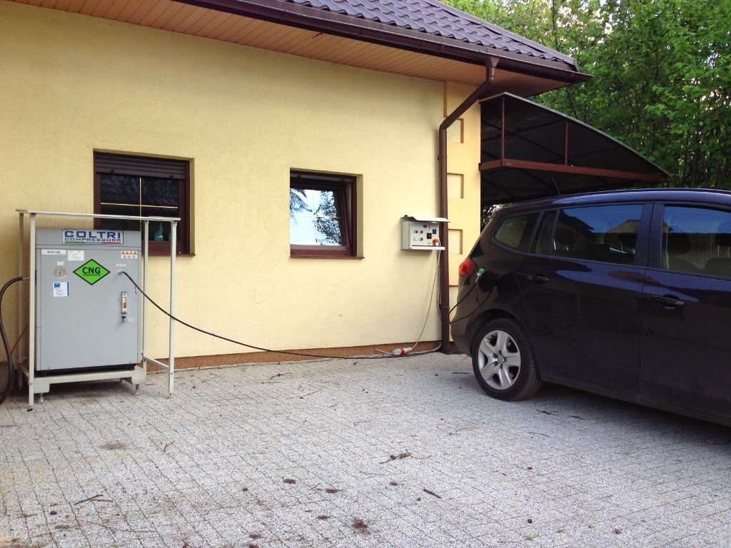 Kompresor Coltri MCH5 CNG podczas tankowania Opla Zafiry Tourer na CNG