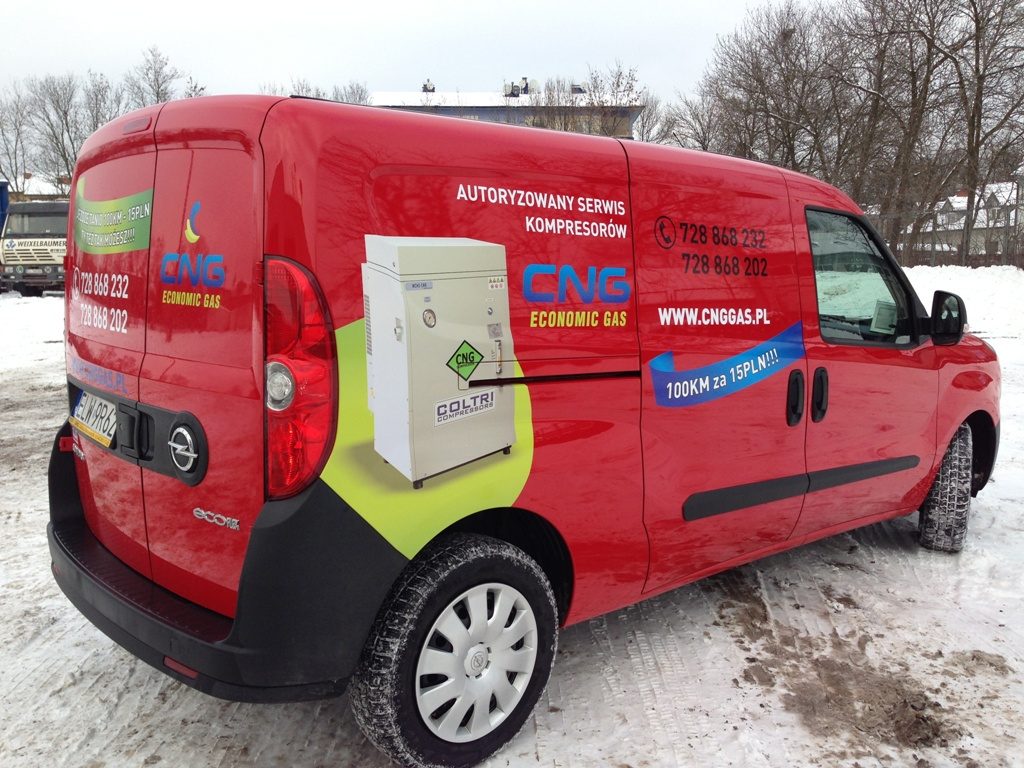 Czerwony samochód serwisowy ASF na Oplu Combo 1.4 CNG, auto.pl