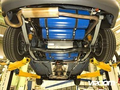 Zbiorniki CNG rozmieszczone pod podłogą VW Caddy EcoFuel