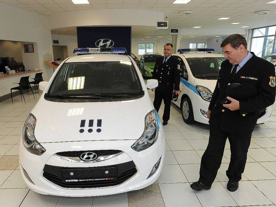 Strażnicy z Ostravy w mundurach przy nowych Hyundaiach ix20 CNG