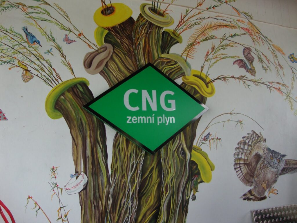 Estetyczna reklama CNG na ścianie stacji paliw w Pradze