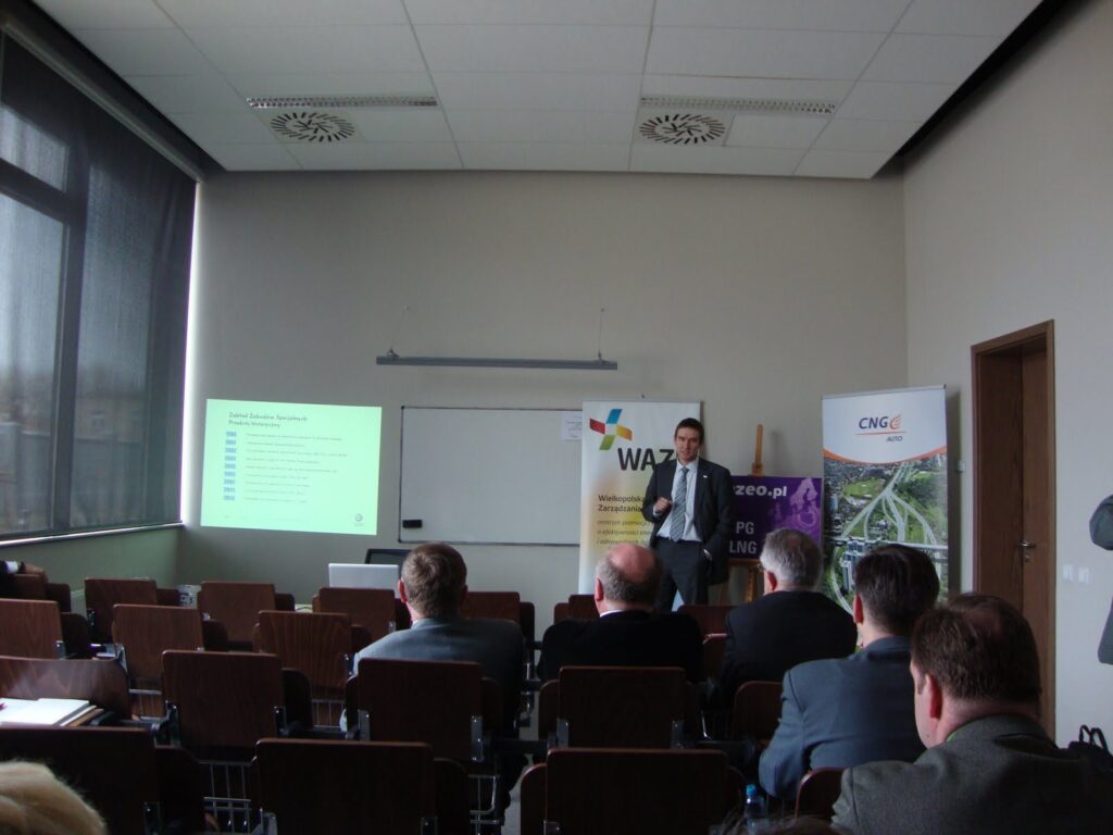 Łukasz Grzyb z Volkswagena Poznań podczas konferencji CNG