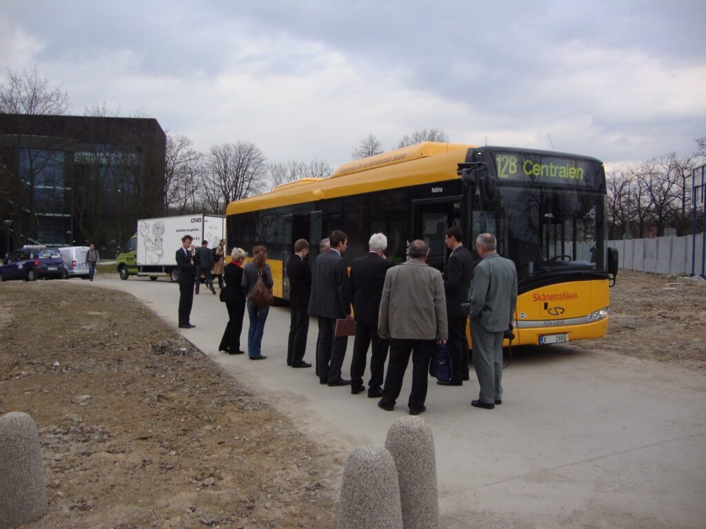 Autobus Solaris Urbino 12 LE obserwowany przez uczestników konferencji