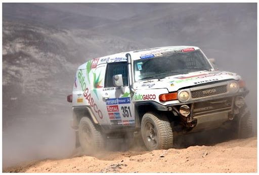 Toyota FJ Cruiser CNG numer 351 z logo Gasco podczas Rajdu Dakar 2011